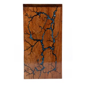 Urne funéraire fabriquée à la main avec gravure fractale : bois de rose et époxy bleu