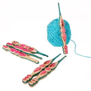 Handmade Maple Wood Crochet Hook: Ergonomic Multicolor Design