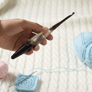 Handgjord virknål i rosenträ: Ergonomisk nål i klar epoxiharts (3 mm-16 mm)