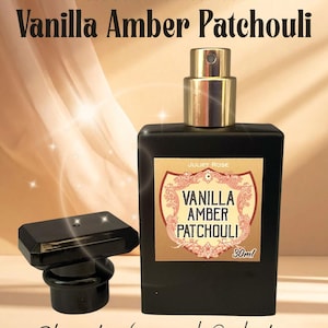 Peut inclure: Un flacon de parfum noir avec un bouchon doré et un bouchon noir séparé. L'étiquette indique "Vanilla Amber Patchouli" et "30ml". Le texte "Best Seller Since 2004" et "Elegant Warm and Seductive" sont également visibles.