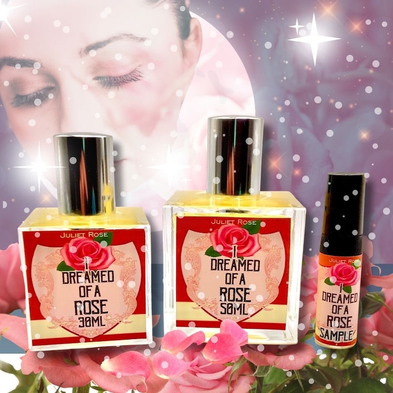 Puede incluir: Tres botellas de perfume de diferentes tama&ntilde;os. Las botellas son de vidrio transparente con tapas plateadas. Las etiquetas son rojas y blancas con el texto "So&ntilde;&eacute; con una rosa" y el tama&ntilde;o de la botella en mililitros. La botella m&aacute;s peque&ntilde;a es una muestra.