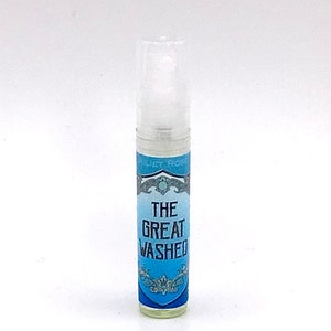 Op de afbeelding: Een klein, doorzichtig glazen flesje met een blauw en wit etiket waarop "The Great Washed" staat.