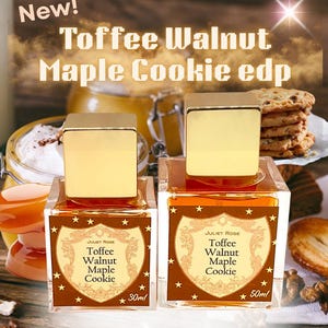 Könnte beinhalten: Zwei quadratische Parfümflaschen mit goldenen Verschlüssen und Etiketten mit der Aufschrift "Toffee Walnut Maple Cookie" werden gezeigt. Die Flaschen sind mit 30 ml und 50 ml gekennzeichnet. Der Hintergrund zeigt Kekse, Walnüsse und den Text "New! Toffee Walnut Maple Cookie edp."