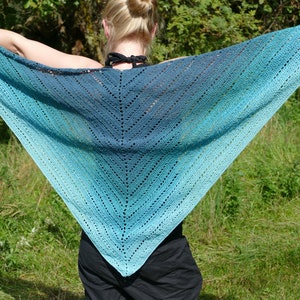 Crochet triangular scarf turquoise/blue gradient