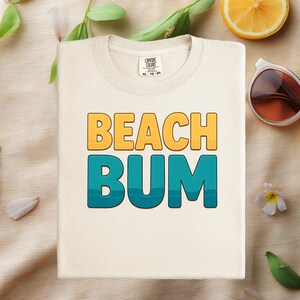 Camiseta de praia, estampa de letras em negrito, vestuário unissex, camiseta de praia, camiseta de férias de verão, roupa litorânea, camiseta para amantes da praia, moda praia