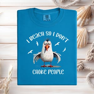 「ビーチに行くから、人を窒息させない」Tシャツ、おもしろカモメTシャツ、コンフォートカラーシャツ、海岸沿いのユーモアギフト、皮肉なビーチシャツ、ユニセックスTシャツ