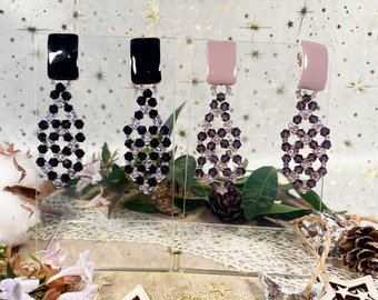 Boucles d'oreilles MARISA avec clous d'oreilles en résine, fil de nylon et perles en verre disponible en 2 coloris : noir ou violet