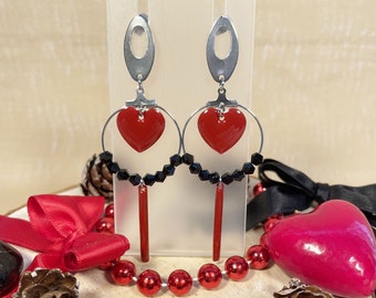 Boucles d'oreilles SCARLETT avec sequins coeurs rouges et perles de verre noires