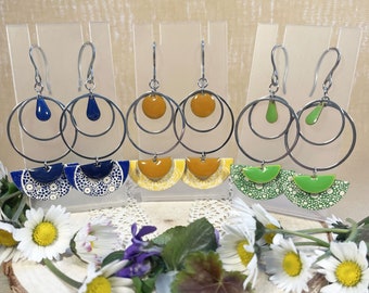 Boucles d'oreilles ANITA argentés avec sequins émaillés disponibles en 3 coloris : bleu, jaune ou vert