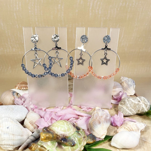 Boucles d'oreilles CLEM avec pendentifs étoiles argentés disponibles en 2 versions : bleu ou corail