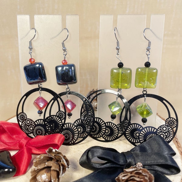 Boucles d'oreilles PRIYA noires avec estampes filigranes et perles en verres disponibles en 2 coloris : rouge ou vert