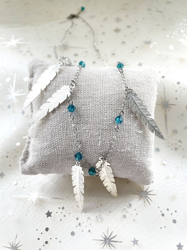 Ensemble ASSIA vendu séparément : boucles d'oreilles et collier argenté avec pendentifs plumes et perles en verre bleues image 5