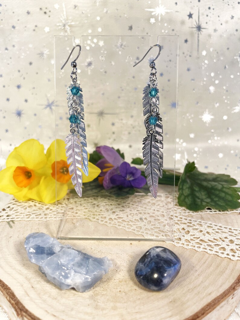 Ensemble ASSIA vendu séparément : boucles d'oreilles et collier argenté avec pendentifs plumes et perles en verre bleues Boucles d'oreilles