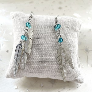 Ensemble ASSIA vendu séparément : boucles d'oreilles et collier argenté avec pendentifs plumes et perles en verre bleues image 3