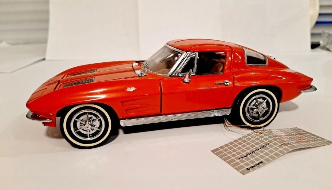 FRANKLIN MINT 1963 Chevrolet Corvette Stingray, Red, 1:24 Scale W 