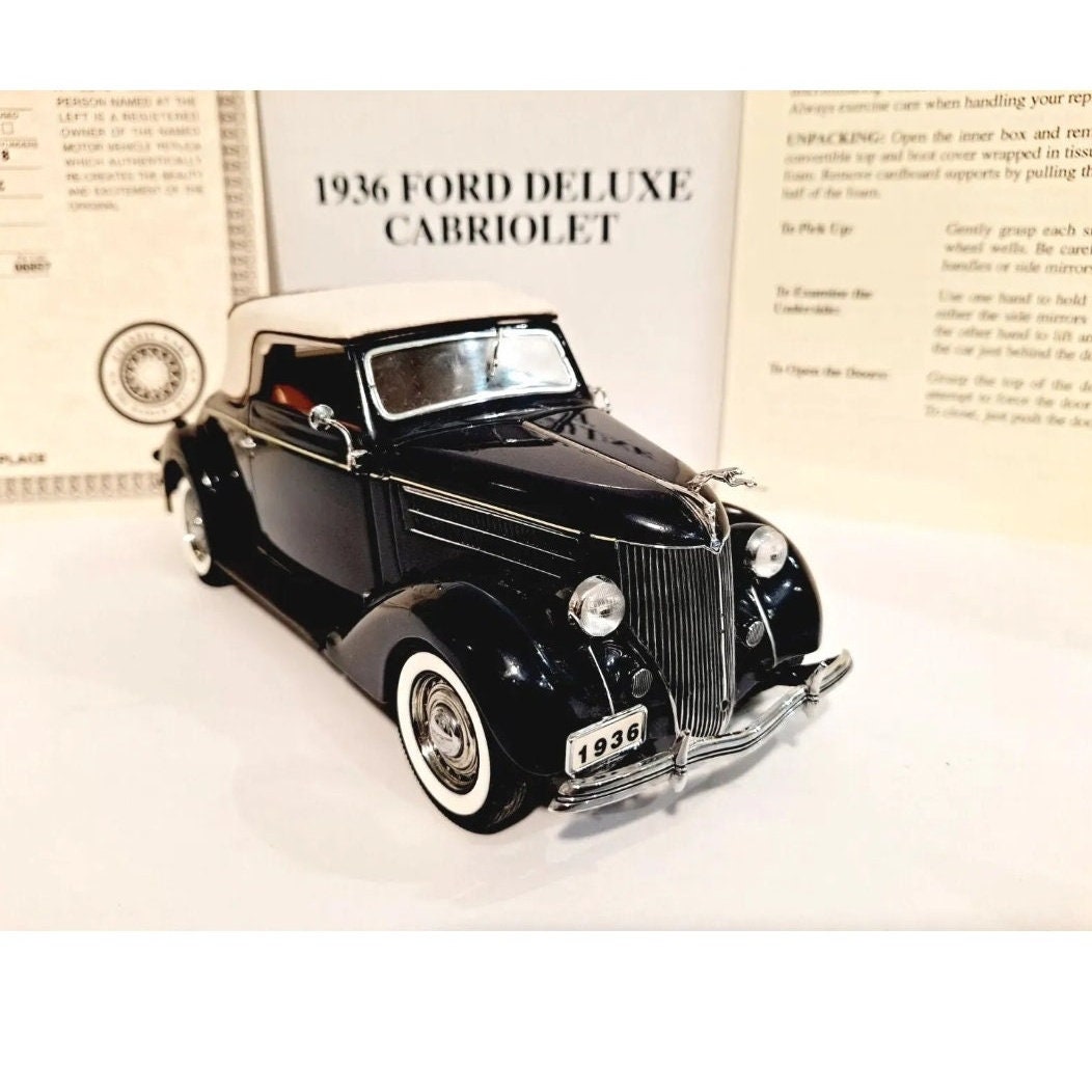 FORD: A The Danbury Mint 1:24 scale 1936 Ford DELUXE CABRIOLET