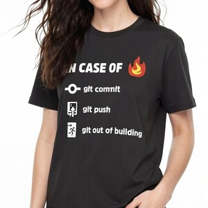 Använd Git i händelse av brand-programmering T-shirt, rolig utvecklarmeme