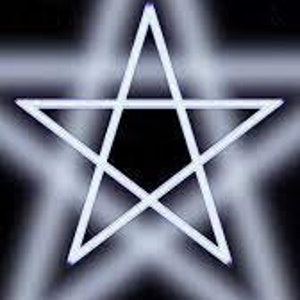 以下が含まれることがあります： 白い五芒星の中に、さらに小さな五芒星が重なり、どちらも白い輪郭で描かれている