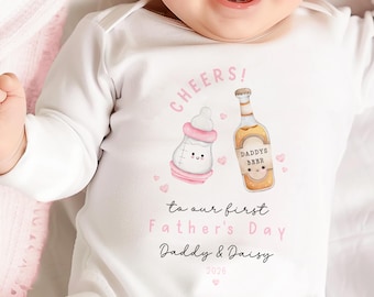 Personalisierter Baby-Schlafanzug zum ersten Vatertag, Prost auf unser Baby-Outfit zum 1