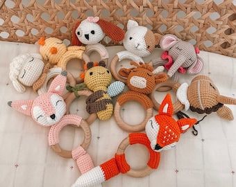 Sonaglio per bambini all'uncinetto personalizzato, regalo per bambini, giocattolo per la doccia per bambini, sonaglio in legno, giocattolo Montessori, sonaglio per bambini, giocattolo organico, animale all'uncinetto