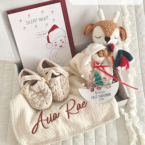 Baby erstes Weihnachtsgeschenk, Weihnachtsgeschenk, Hirsch Lovey, Baby-Weihnachtsgeschenkbox, Baby-Andenken, gestickte Decke, Babyrassel, personalisiertes Geschenk
