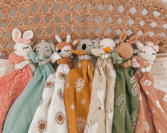 Gepersonaliseerde Baby Lovey, Kraamcadeau, Babyrammelaar, Babyspeelgoed, Animal Lovey, Biologisch speelgoed, Gepersonaliseerde deken, Gehaakt speelgoed, Veiligheidsdeken