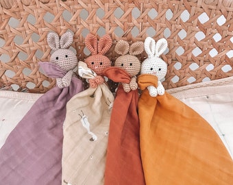 Personalisierte Babyliebe, Osterhase, Babypartygeschenk, Babyrassel, Babyspielzeug, Biospielzeug, personalisierte Decke, Häkelspielzeug, Sicherheitsdecke