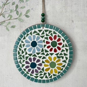Arte de mosaico floral vibrante, decoración de pared mediterránea única hecha a mano con tarjeta de felicitación personalizable