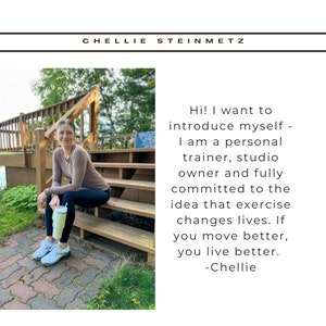 Puede incluir: Una mujer con una camisa marr&oacute;n de manga larga y pantalones negros est&aacute; sentada en una escalera de madera. Ella est&aacute; sosteniendo una botella de agua de acero inoxidable. El texto "Hi! I want to introduce myself - I am a personal trainer, studio owner and fully committed to the idea that exercise changes lives. If you move better, you live better. -Chellie" est&aacute; escrito en blanco sobre un fondo negro.