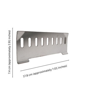 Puede incluir: Una placa met&aacute;lica de acero inoxidable con una serie de cortes ovalados verticales. La placa mide 17,8 cm de largo y 7,4 cm de ancho. Tiene un borde doblado en un lado y una peque&ntilde;a pesta&ntilde;a en el otro.