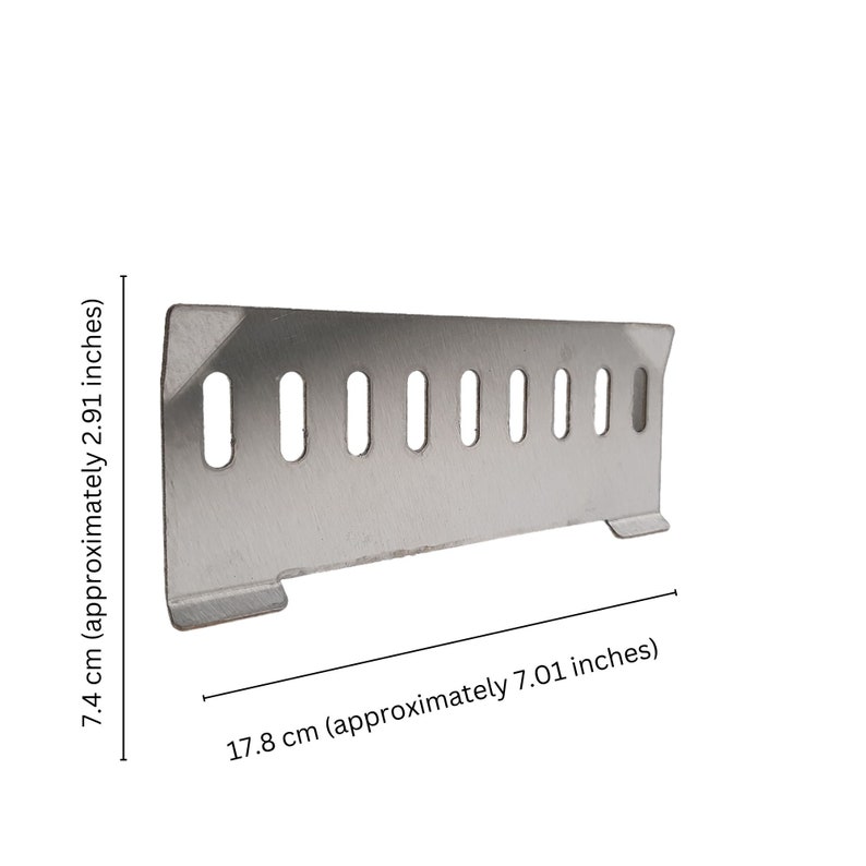 Puede incluir: Una placa met&aacute;lica de acero inoxidable con una serie de cortes ovalados verticales. La placa mide 17,8 cm de largo y 7,4 cm de ancho. Tiene un borde doblado en un lado y una peque&ntilde;a pesta&ntilde;a en el otro.