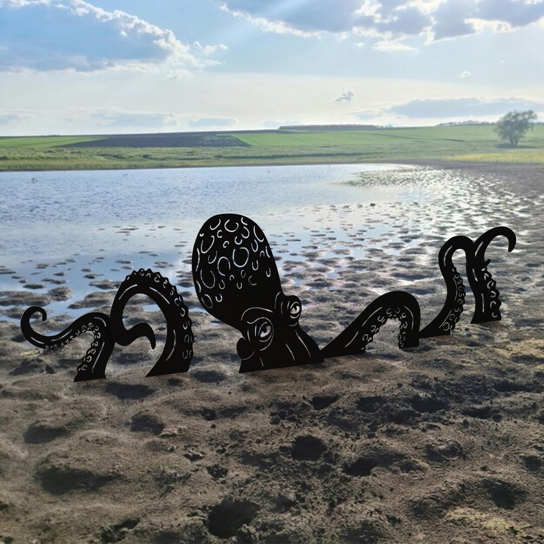 Krakens Hold Figurine 24cm