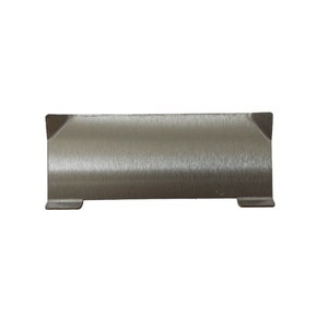 Puede incluir: Un objeto rectangular de metal cepillado con orientaci&oacute;n horizontal. El objeto tiene una superficie plana y texturizada y peque&ntilde;as extensiones anguladas en cada extremo. La parte inferior tiene dos peque&ntilde;os pies rectangulares. El objeto es de color plata neutro.