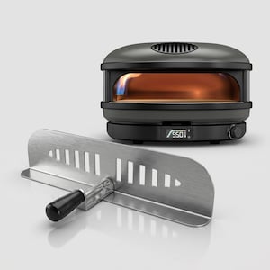 Peut inclure: Un four à pizza extérieur noir avec un affichage numérique de la température indiquant 510°C. Une pelle à pizza en acier inoxydable avec une poignée noire est au premier plan. Le four a une flamme visible.