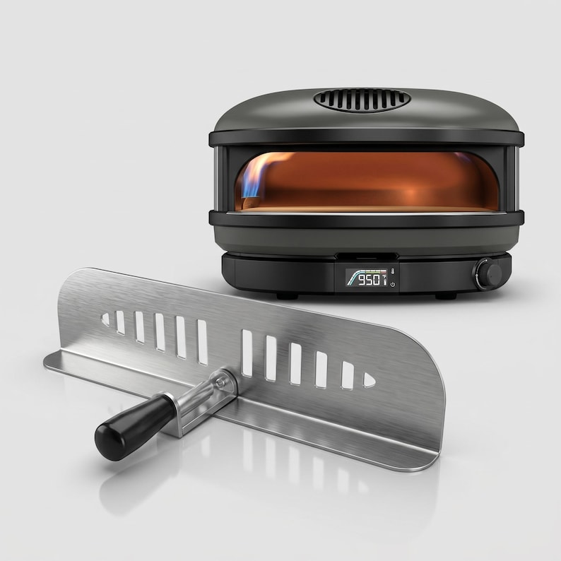 Puede incluir: Un horno de pizza negro para exteriores con una pantalla de temperatura digital que muestra 510&deg;C. Una pala para pizza de acero inoxidable con un mango negro est&aacute; en primer plano. El horno tiene una llama visible.