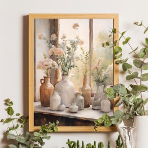 Peut inclure: Une peinture de nature morte représentant un bouquet de fleurs roses et blanches dans un vase en céramique blanche, entouré de divers pots et bouteilles en céramique dans des tons de blanc, brun et beige. La scène est située devant une fenêtre avec vue sur un jardin.