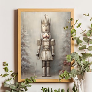 Puede incluir: Un cascanueces de estilo vintage con uniforme blanco y plateado, corona dorada y bufanda a rayas rojas y blancas. La muñeca está de pie en un entorno de bosque nevado con fondo blanco.