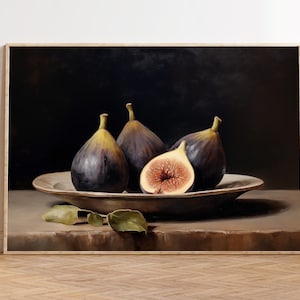 Könnte beinhalten: Gerahmtes Stillleben-Gemälde mit Feigen. Vier reife Feigen, drei ganz und eine halbiert, liegen auf einem hellen Keramikteller. Die Feigen sind tiefviolett mit gelb-grünen Stielen. Zwei grüne Blätter liegen auf dem Tisch.