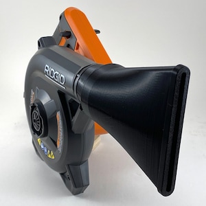 Puede incluir: Un soplador de hojas Ridgid negro y naranja con una boquilla larga y negra. La boquilla tiene una abertura rectangular en el extremo.