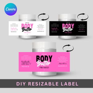 Peut inclure: Maquette d'un pot de beurre corporel avec trois variantes d'étiquettes : blanche, noire et rose. Les étiquettes affichent "BODY Butter PINK FANTASY" et "handmade with love MADE IN THE USA". L'image comprend également le texte "DIY RESIZABLE LABEL".