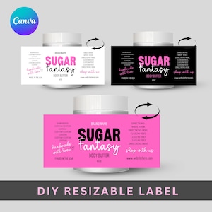 Pode incluir: Um rótulo rosa e preto para um pote de manteiga corporal de 170 g. O rótulo diz "Sugar Fantasy" em uma fonte rosa em negrito com contorno preto. O rótulo também inclui o texto "feito à mão com amor" e "Feito nos Estados Unidos".