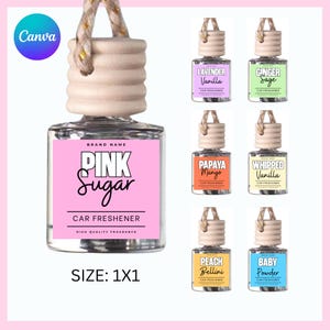 Könnte beinhalten: Klare Glas-Lufterfrischerflaschen für Autos mit Holzdeckeln und Aufhängeschnüren. Die Etiketten zeigen den Text "PINK Sugar" und "CAR FRESHENER". Andere Flaschen zeigen "Lavender Vanilla", "Ginger Sage", "Papaya Mango", "Whipped Vanilla", "Peach Bellini" und "Baby Powder".