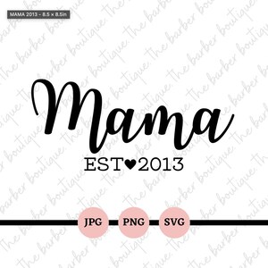 Puede incluir: Diseño gráfico de texto en blanco y negro con la palabra "Mama" en una fuente cursiva y el texto "EST 2013" con un pequeño símbolo de corazón entre las palabras.