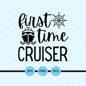 Pode incluir: Design gráfico preto e branco com o texto "first time cruiser", um navio e um volante. O design está sobre um fundo azul e branco.