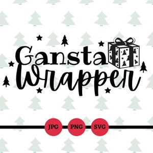 Könnte beinhalten: Schwarzweißes Grafikdesign mit dem Text "Gansta Wrapper" und einem stilisierten Bild eines verpackten Geschenkpakets mit Schleife. Das Design ist vor einem Hintergrund aus kleinen grünen Weihnachtsbäumen platziert.