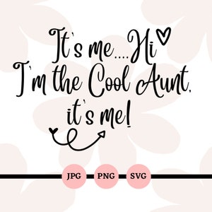 Op de afbeelding: Zwart-witte tekstafbeelding die "It's me... Hi ♥ I'm the Cool Aunt. It's me!" met een hart en een dubbele pijl zegt.