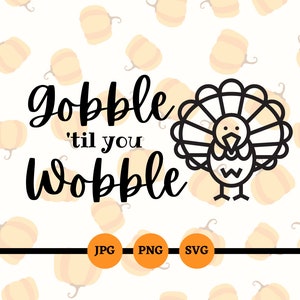 Puede incluir: Diseño gráfico en blanco y negro con un pavo y el texto "gobble 'til you wobble". El fondo es un patrón blanco de calabazas amarillas.