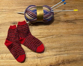 Handgestrickte kunterbunte Kindersocken Größe 24/25