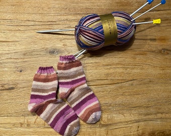 Handgestrickte kunterbunte Kindersocken Größe 28/29