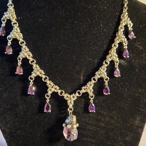 Collana in maglia di maglia con ciondolo e ciondoli